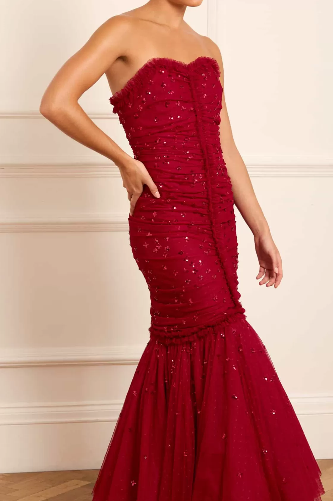 Needle & Thread Suknie Wieczorowe | Ozdobne Sukienki-Scatter Sequin Strapless Ankle Gown Red